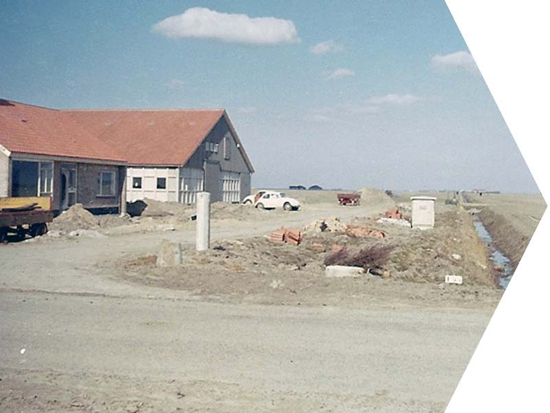 The W. van Tilburg family is assigned an arable farm on the Kubbeweg near Biddinghuizen in the Flevopolder